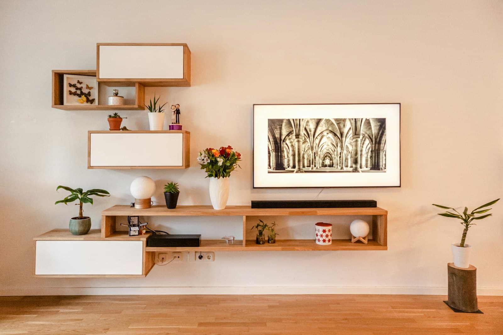 Mueble de televisión y estantes de madera